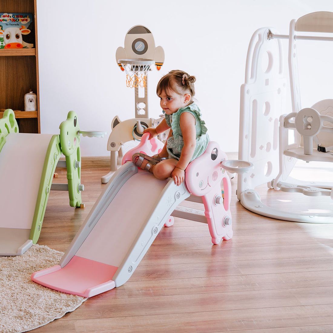 Criança brincando com brinquedos infantis Freso dentro de casa