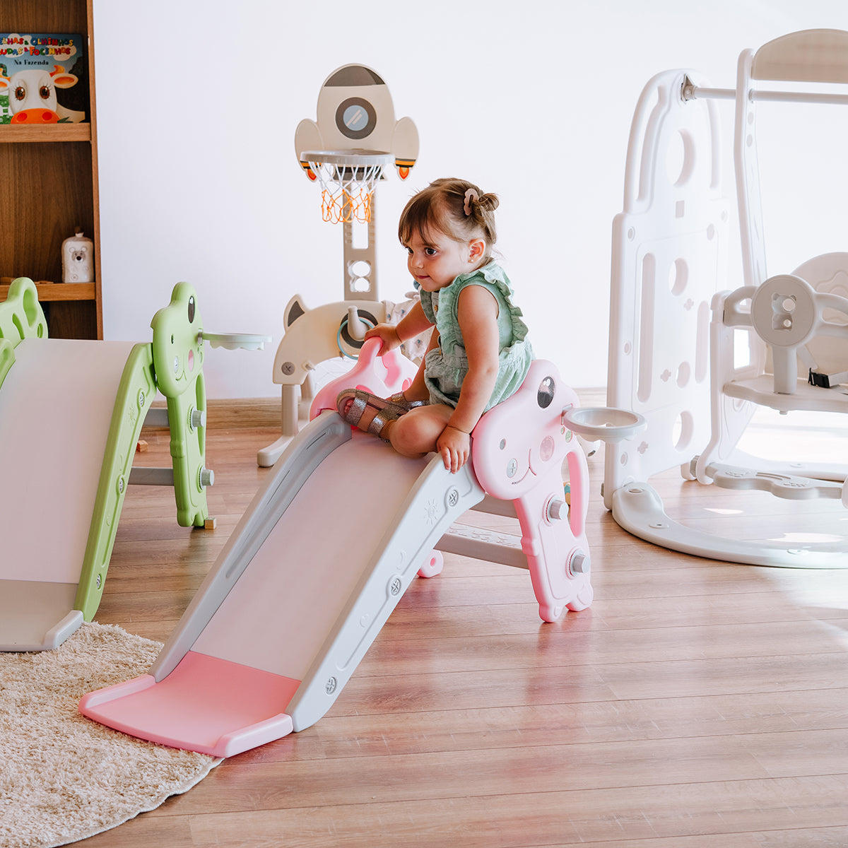 Criança brincando com brinquedos infantis Freso dentro de casa